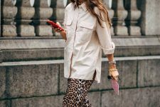 26 an oversized neutral shirt, leopard print trousers, white ankle kitten heel booties for a lovely fall look