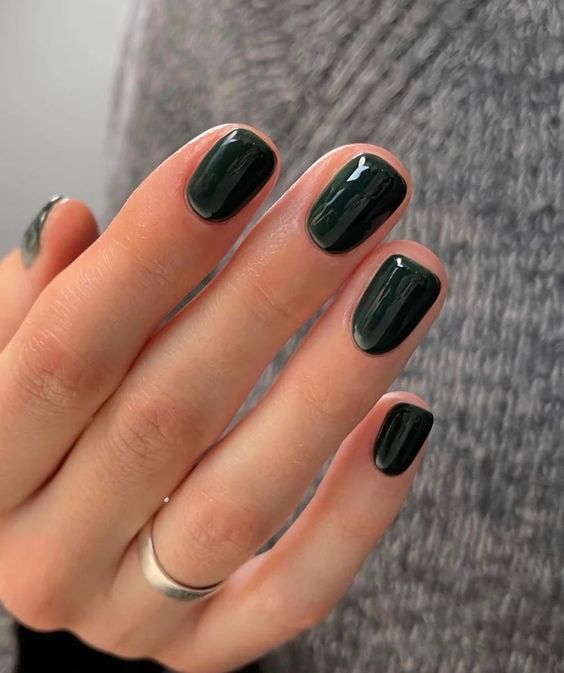 dark green nails with a glossy finish are a fantastic idea for the fall, it's a truly fall color that inspires and looks amazing