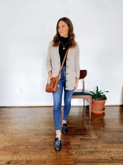 With blue skinny cropped jeans, golden necklace, brown leather crossbody bag and black leather flat shoes
