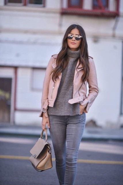 With mirrored sunglasses, beige leather tote bag and gray skinny jeans