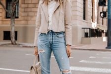 With sunglasses, light blue distressed cropped jeans, beige leather tote bag and white lace up flat shoes