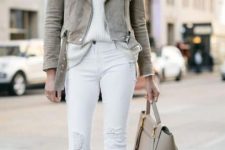 With sunglasses, white skinny jeans, gray leather tote bag and beige patent leather pumps