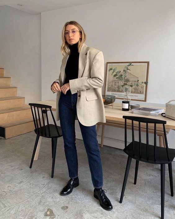 a black turtleneck, navy jeans, an oversized neutral blazer and black man-style shoes for a fall look