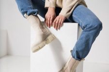 a casual look with a tan sweater, blue jeans, creamy Chelsea boots – you won’t need more for a comfy outfit