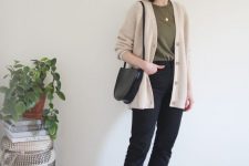 a green t-shirt, a neutral oversized cardigan, black jeans, white sneakers and a black saddle bag for the fall