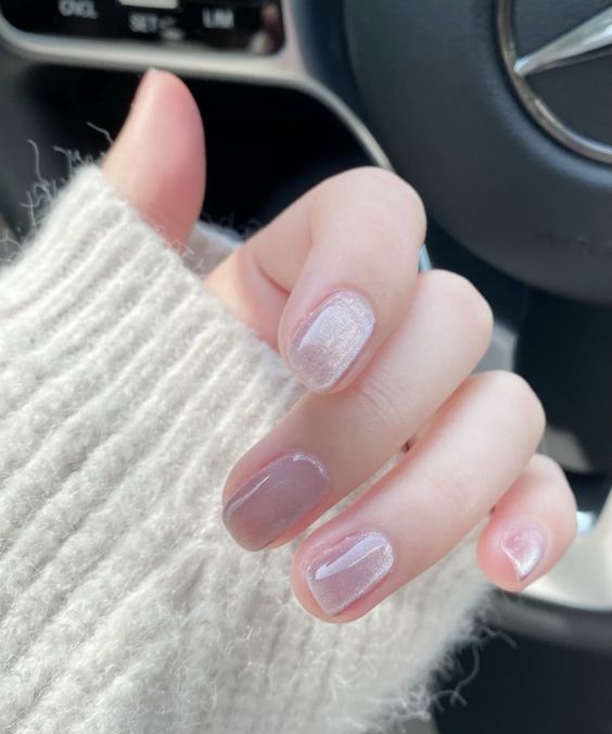 a lovely nude manicure with a velvet effect is a cool idea for a delicate and chic look, it's a cool idea for the fall