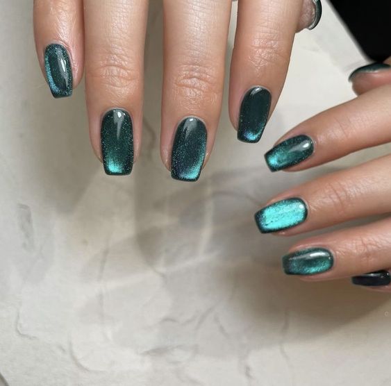 emerald velvet nails will be a fantastic statement for the fall, they will add both color and texture to your look