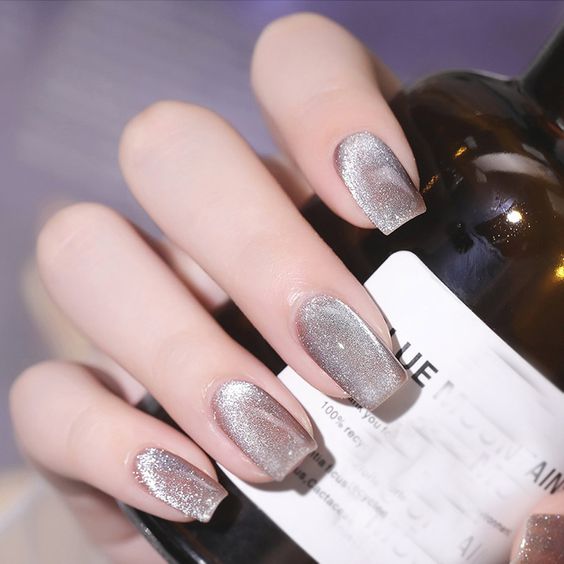 long silver velvet nails are adorable and very chic, they will add a touch of glam and chic to the look