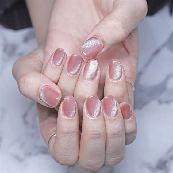 peachy pink velvet nails are an adorable idea for any time, they look very cozy and very cute at the same time