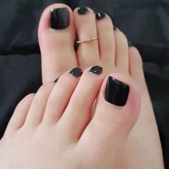 a black pedicure is a timeless solution for any season and any look, this is a basic color to rock