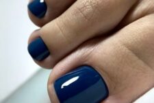 08 a chic navy pedicure is a stylish solution for fall and winter, such a refined color will add elegance to the look