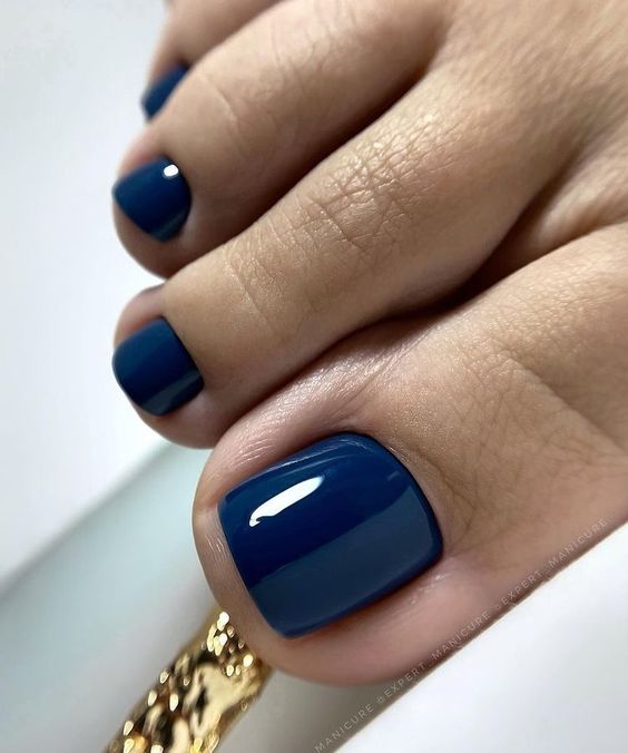 a chic navy pedicure is a stylish solution for fall and winter, such a refined color will add elegance to the look