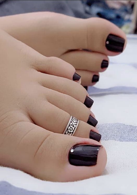 a dark chocolate pedicure with a bit of rhinestones and toe rings is a lovely and chic idea for fall and winter
