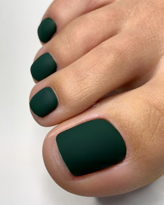 a matte dark green pedicure is a chic and stylish idea for the fall, and such a color is great for winter, too