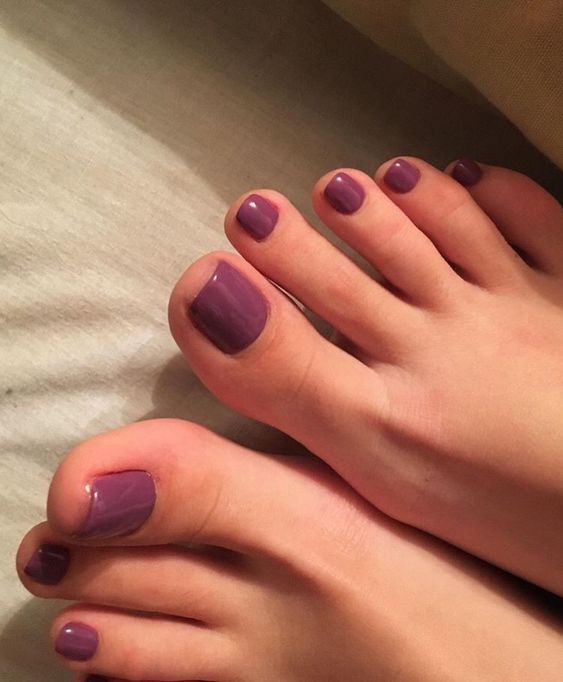 a mauve pedicure is rather a neutral idea but still with a bit of color, great for fall time