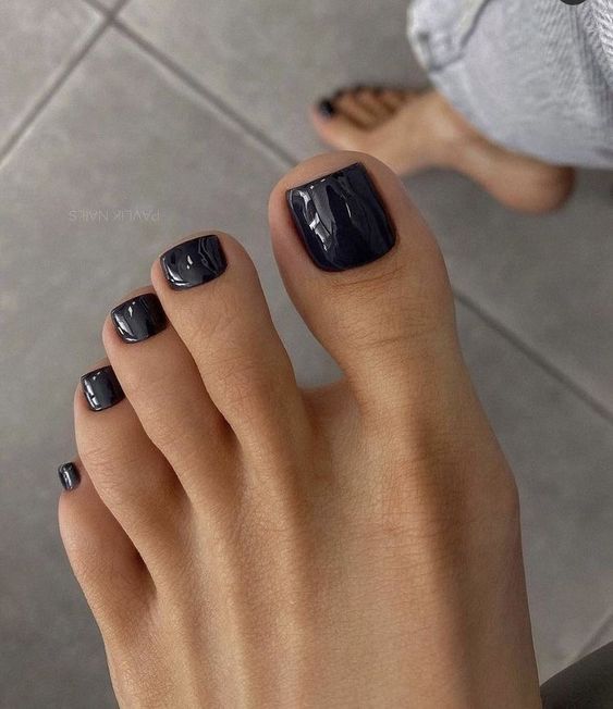 a midnight blue pedicure is a great idea for the fall or winter, this refined color is always to the point