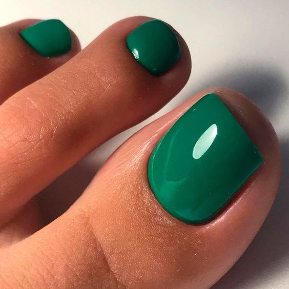 apple green toe nails are a great idea for the fall, you will add a bit of color to your look and embrace the season