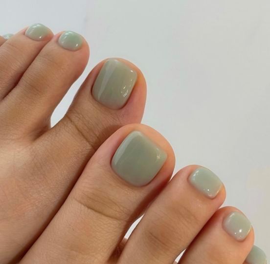 delicate pastel green nails are a chic and lovely idea for the fall, rock this soft color and enjoy the fall