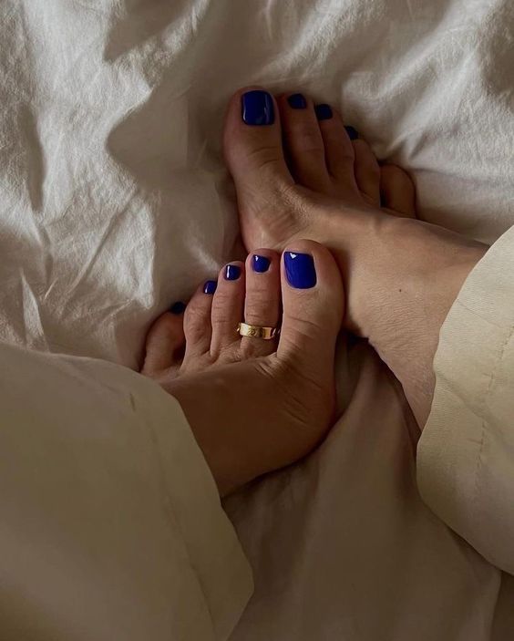 electric blue toe nails will strike with color and raise the spirits each time you look at them, add toe rings for more eye-catchiness