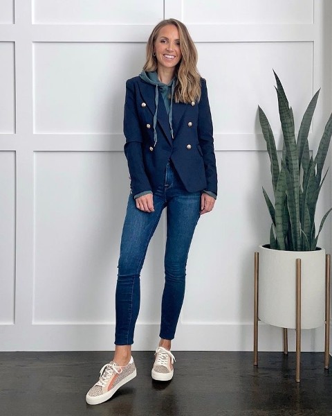 With navy blue skinny cropped jeans and printed lace up flat shoes