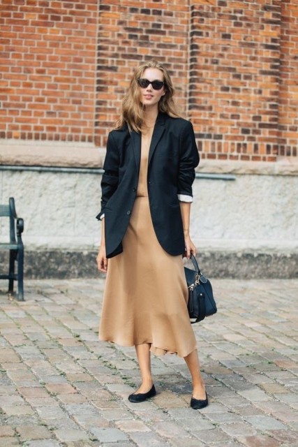 With sunglasses, black flat shoes and black leather bag