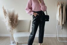 black leather trousers, a pink sweater, black chunky loafers, a black bag and a hat are great for the fall