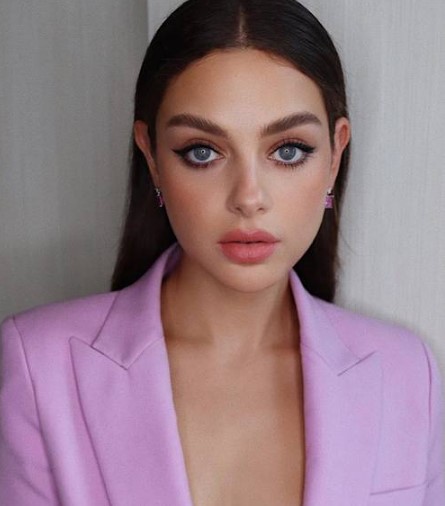 Odeya Rush rocking doe eye makeup with lashes galore, a bright waterline, and a slightly elongated outer corner