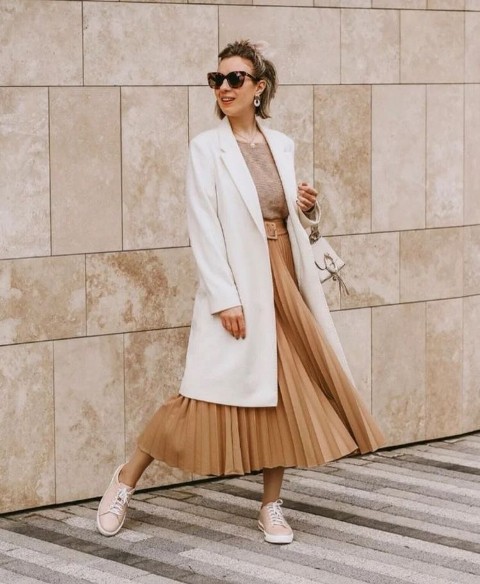 With oversized sunglasses, necklace, white leather tassel bag, white long blazer and beige lace up flat shoes