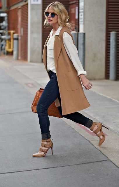 With rounded sunglasses, blue cuffed skinny jeans, light brown leather high heels and brown leather tote bag