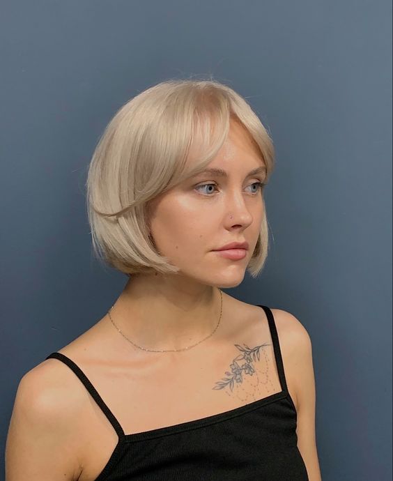 A pretty chin length bob with curtain bangs and rounded ends looks stylish and lovely, it's suitable for both thikc and fine hair