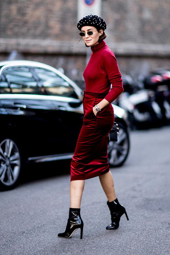 a super bold Thanksgiving outfit with a berry-hued turtleneck, a burgundy velvet skirt, black lacquer boots and a beret