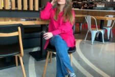 09 blue jeans, black sneakers, a magenta oversized shirt are all you need for a bright and cool look in spring