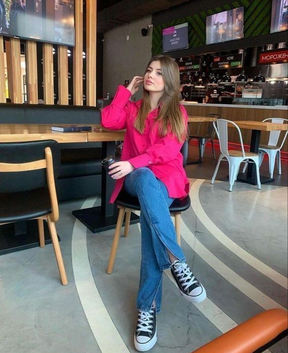 blue jeans, black sneakers, a magenta oversized shirt are all you need for a bright and cool look in spring