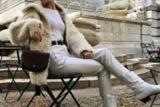 13 a neutral look with a white t-shirt, jeans and cowboy boots, a creamy faux fur jacket and a black bag
