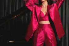 18 a fantastic magenta outfit with a pantsuit with an oversized blazer with feathers and a crop top is a gorgeous idea for the holidays
