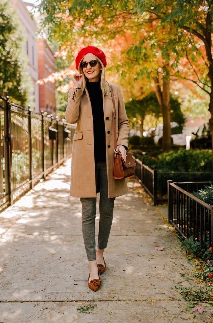 With sunglasses, black shirt, brown leather bag, gray skinny pants and brown suede flat shoes with tassels