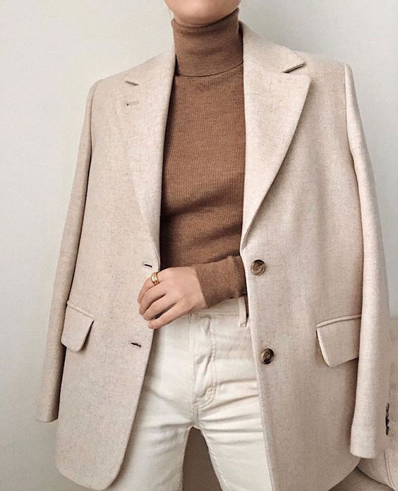 a beautiful and simple winter work look with a brown turtleneck, white jeans, a neutral oversized blazer is a stylish idea
