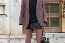 a bold outfit with mauve pants and a blazer, a printed blazer and a black sweatshirt is an unexpected idea
