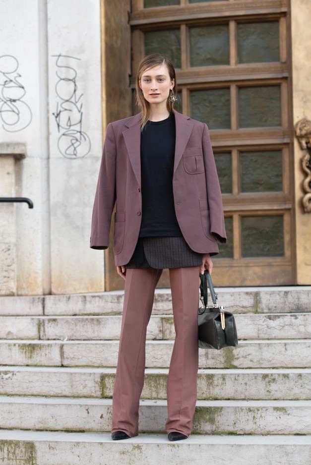 a bold outfit with mauve pants and a blazer, a printed blazer and a black sweatshirt is an unexpected idea