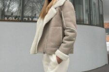 a cool sport outfit with a grey shearling jacket, creamy sweatpants and a creamy cap is amazing