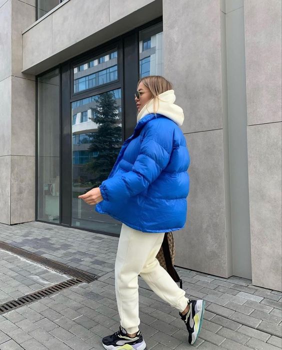 a neutral hoodie and sweatpants, bold trainers, a bold blue puffer jacket are a nice combo for winter
