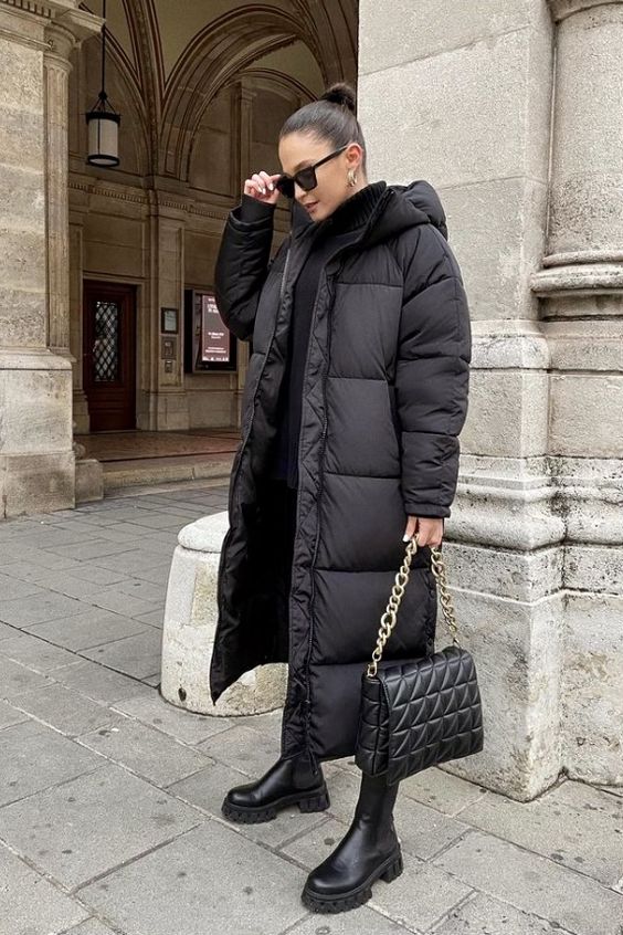 a total black look with a hoodie, sweatpants, chunky boots, a puffer coat and a bag for winter