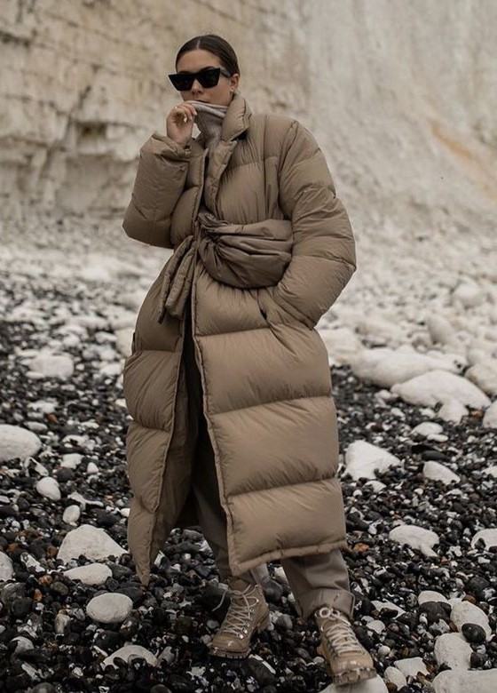 a total greige look with a midi puffer coat, hiking boots, a waist bag and a turtleneck is a cool idea for winter