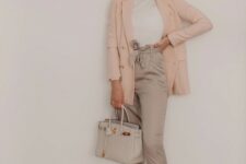 With pale pink long blazer, light gray leather tote bag and beige leather pumps