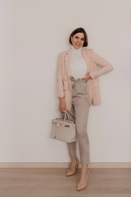 With pale pink long blazer, light gray leather tote bag and beige leather pumps