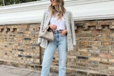With rounded sunglasses, light blue cropped jeans, light gray leather bag and beige leather flat mules