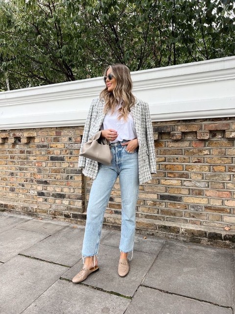 With rounded sunglasses, light blue cropped jeans, light gray leather bag and beige leather flat mules