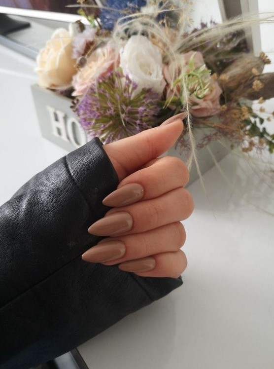 long almond-shaped light brown nails are an elegant solution, they are neutral enough for many outfits