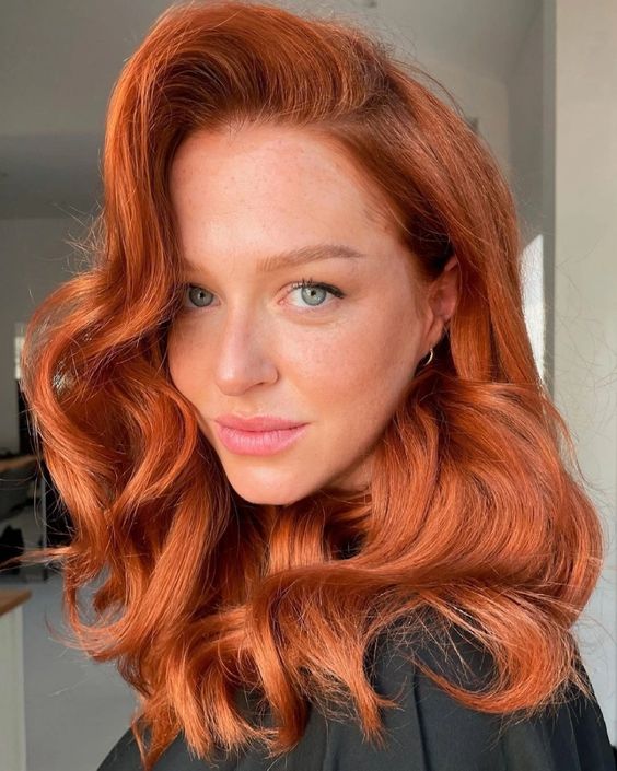a chic and bold red copper shade on long and wavy hair with much volume is a beautiful idea to rock