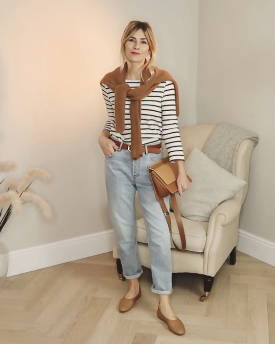 a Breton stripe top, bleached jeans, a brown jumper, a brown bag and flats for every day in spring